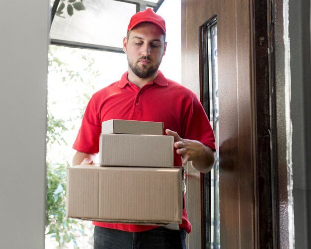 delivery-man-concept-with-copy-space